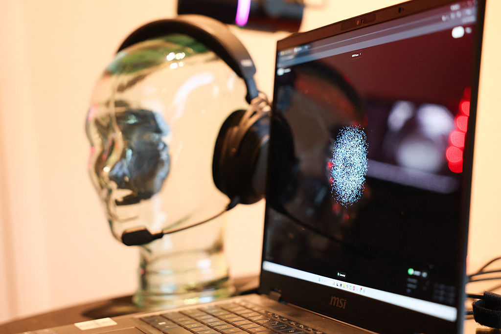 OpenAI invierte en Merge Labs, startup de interfaz cerebro-computadora de Sam Altman