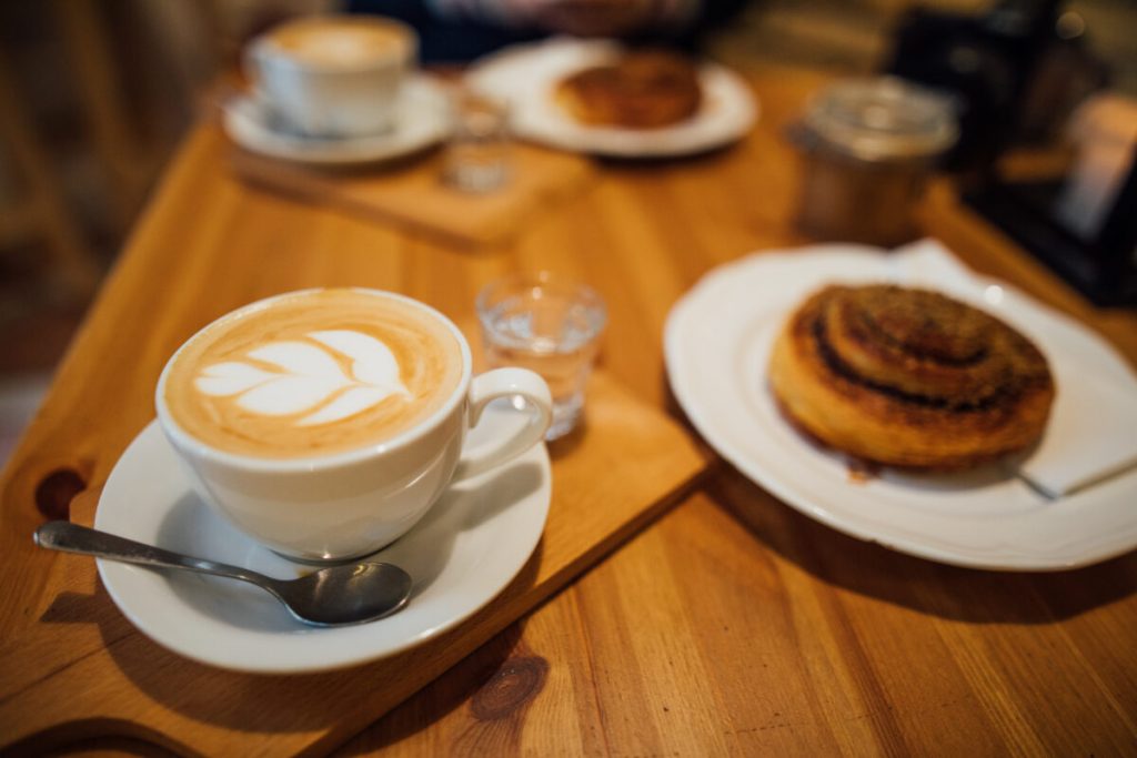 La Generación Z prioriza el café gratuito por encima de las tasas de interés, según investigación