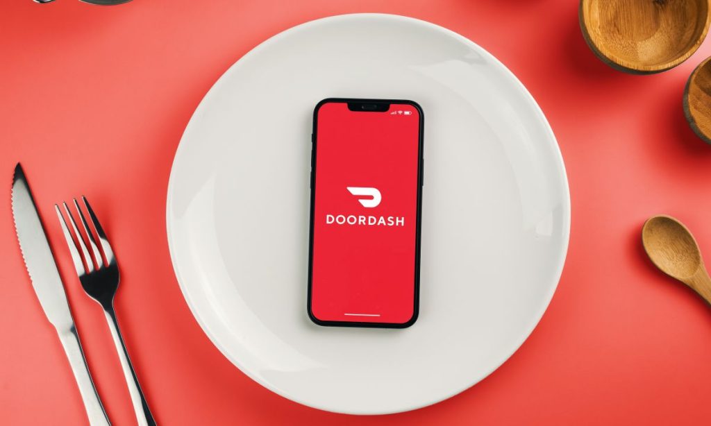 DoorDash reporta ganancias del cuarto trimestre con énfasis en Deliveroo e inteligencia artificial agéntica