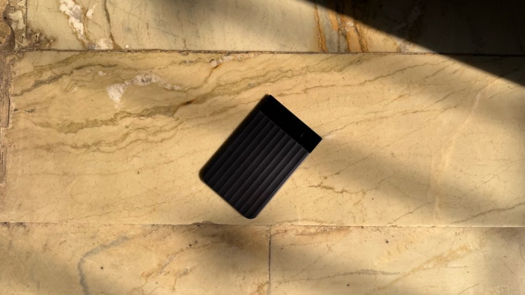 Dispositivos de inteligencia artificial para tomar notas permiten grabar y transcribir reuniones