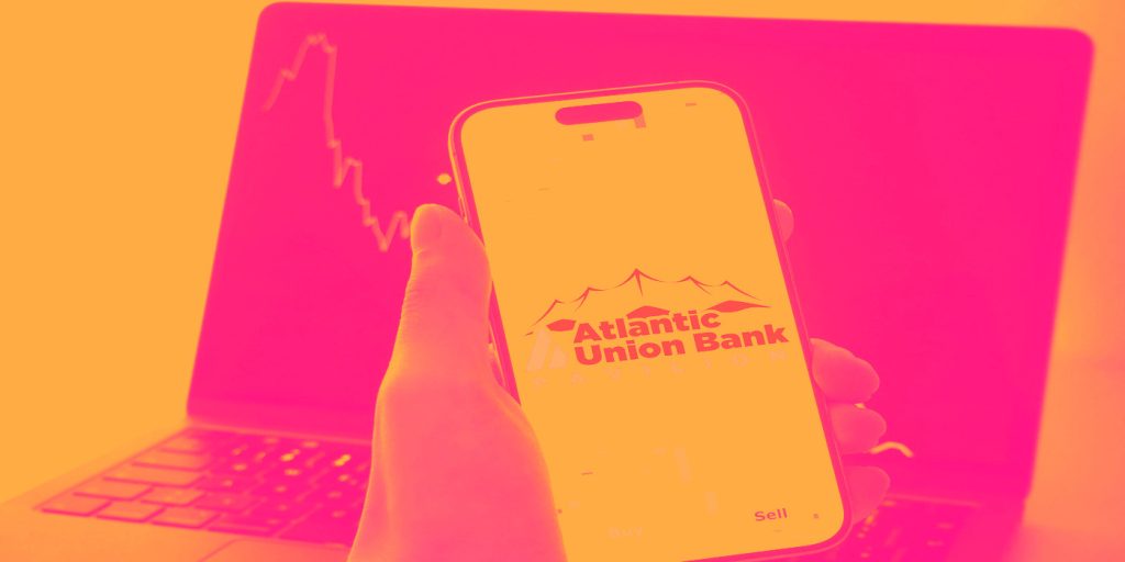 Las acciones de Atlantic Union Bankshares, East West Bank, Coastal Financial, Wintrust Financial y United Community Banks se desploman: lo que debe saber