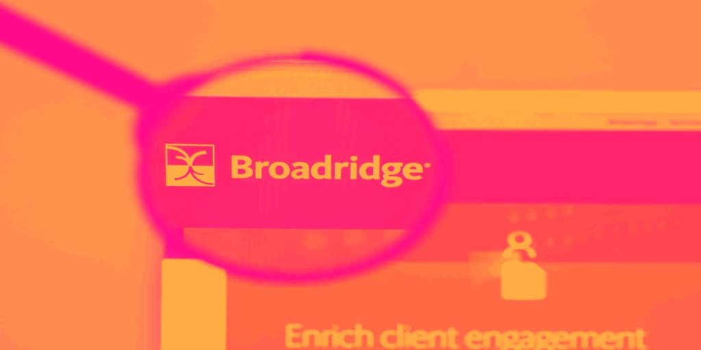 Broadridge presenta resultados impresionantes del cuarto trimestre del año fiscal 2025