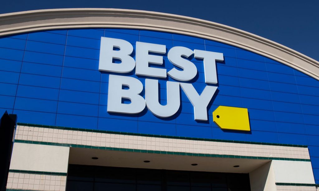 Best Buy apuesta por la inteligencia artificial mientras los consumidores evitan artículos de alto costo