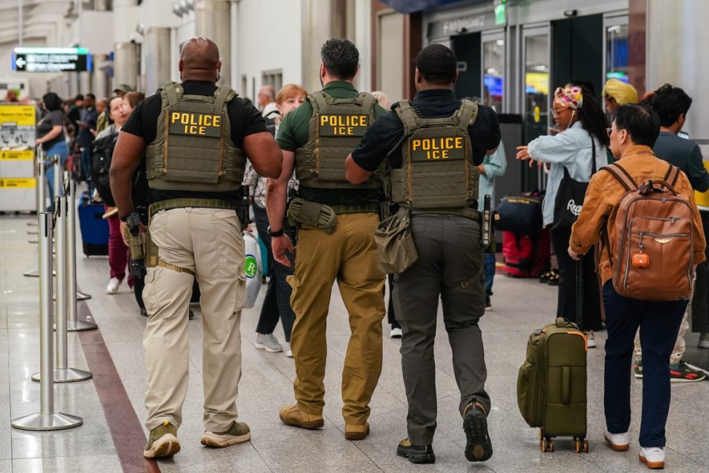 Agentes federales de inmigración son filmados realizando arrestos en aeropuerto mientras Trump recurre a ICE para reducir demoras en filas de seguridad