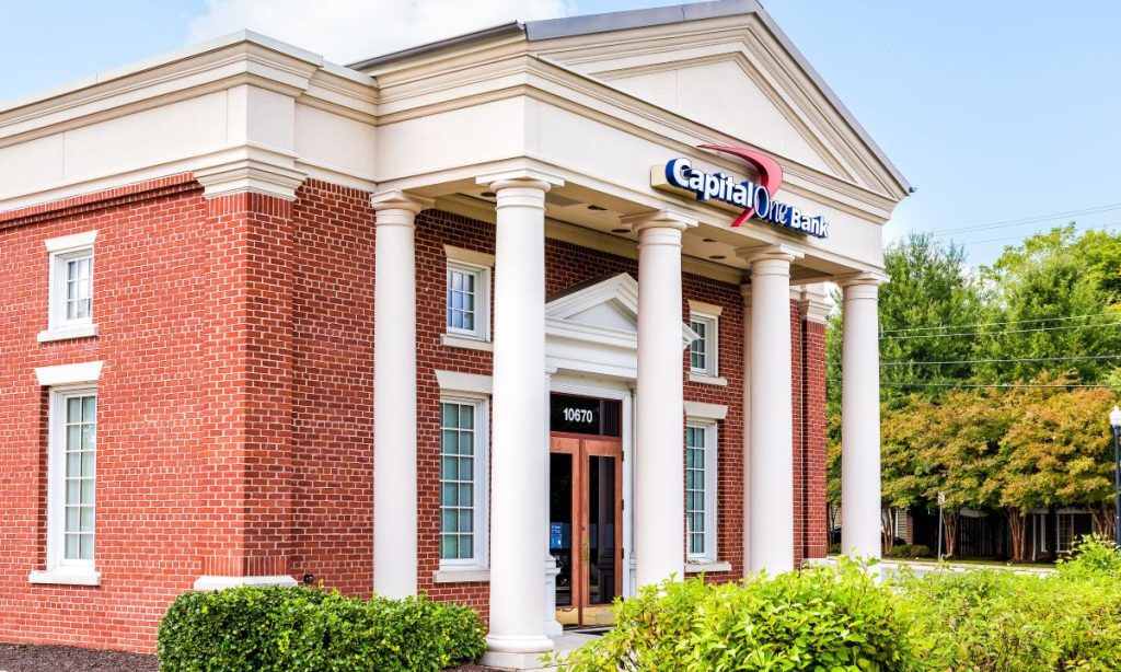 Las entidades bancarias incrementan el cierre de sucursales ante procesos de fusión